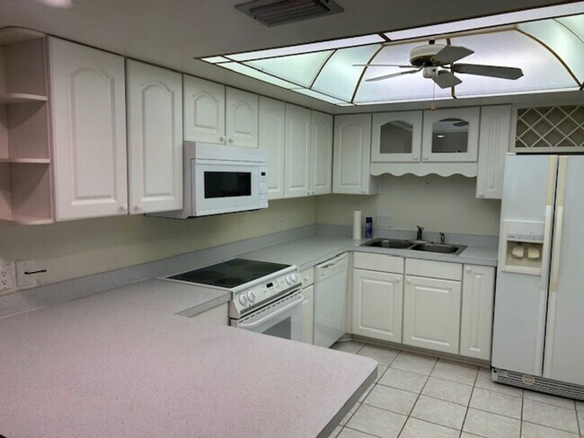 Building Photo - Well maintained 2/2 condo in 55+ community