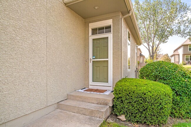 Building Photo - {13862} Spacious townhome in Prime Location + Maintenance Provided Community + Neighborhood Pool ...