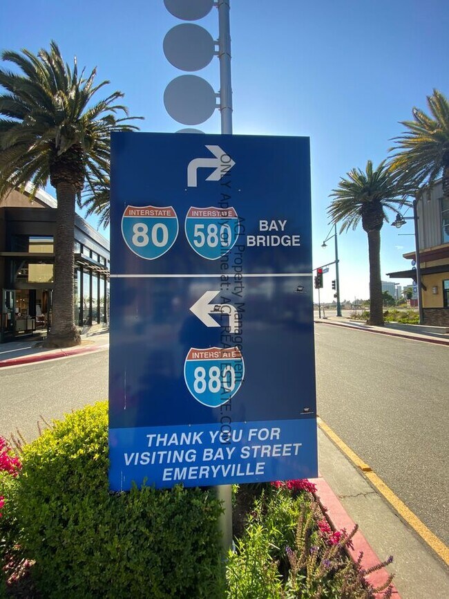 Building Photo - Perectly Located, Spacious, 2bed/ 2bath, E...