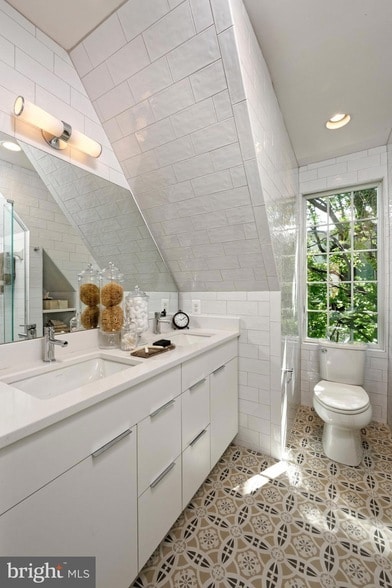 Building Photo - 1015 D St NE