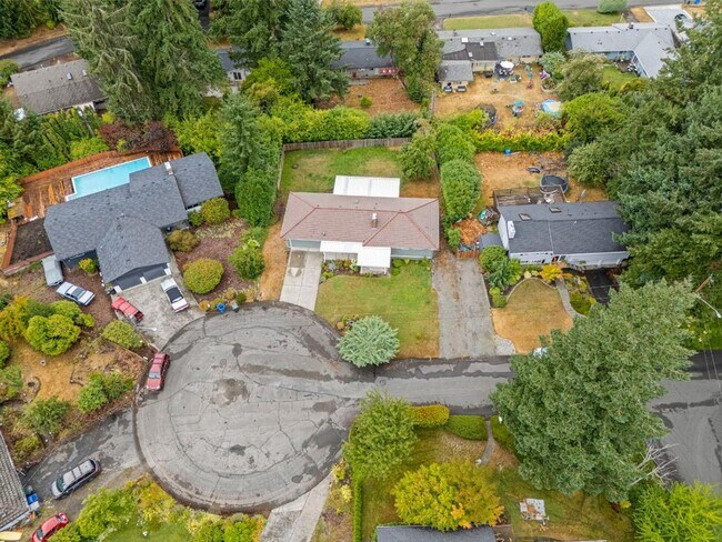 Building Photo - Spacious 4 Bed Lakewood Home w/ 2 Kitchens...