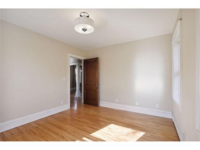 Building Photo - 1720 Mt Curve Ave