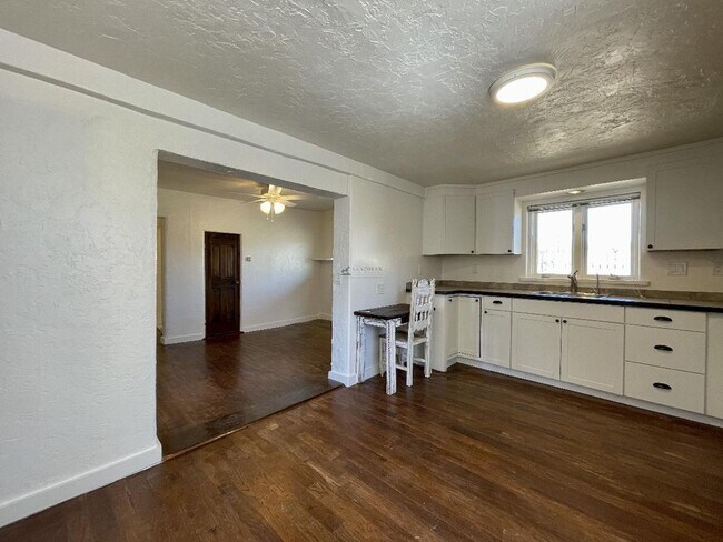 Building Photo - 1506 W Alameda St