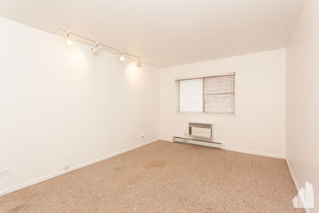 Building Photo - 4334 N Clarendon Ave