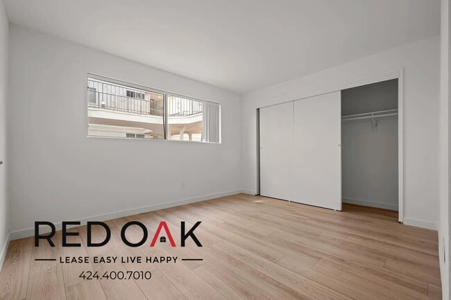 Building Photo - Incredibly Bright and Spacious Two Bedroom...