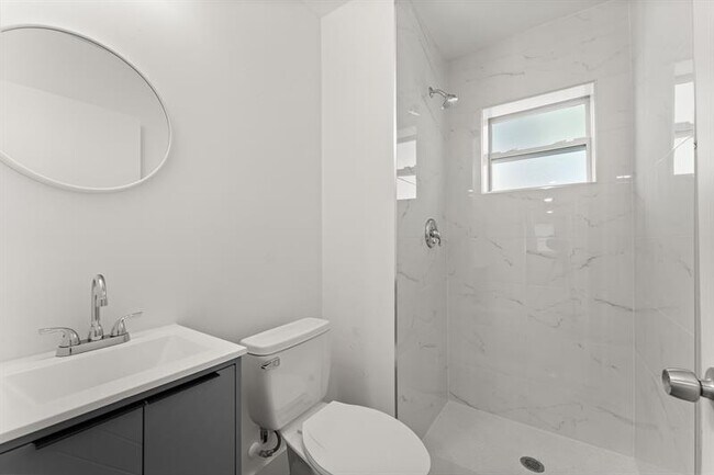 Building Photo - 606 S 13th St