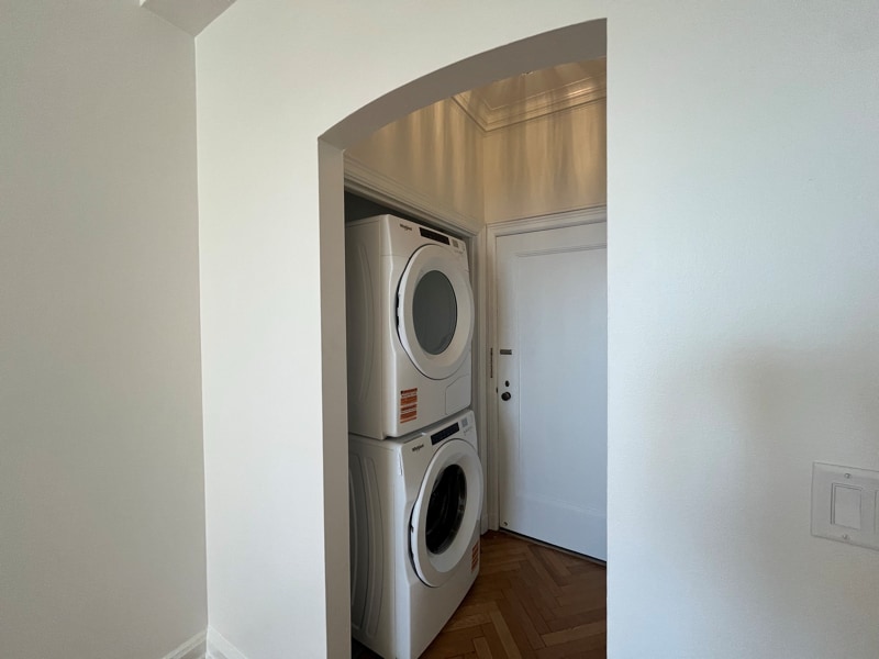 Building Photo - 925 E Wells St