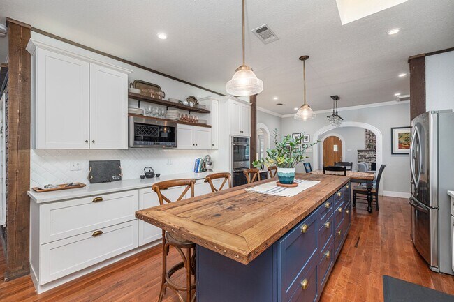 Building Photo - Berkeley Tudor For Lease!