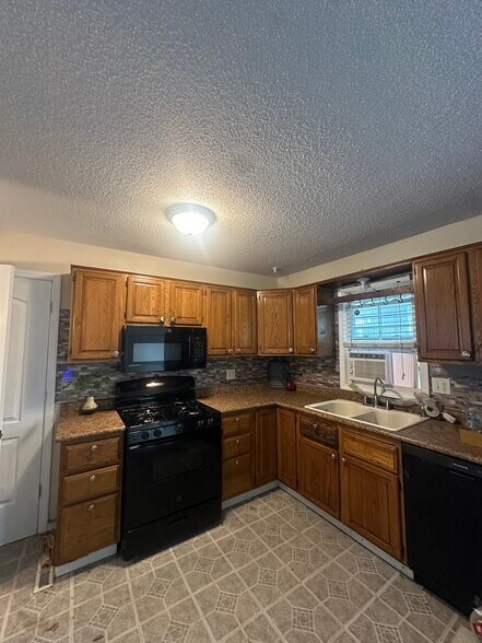 Kitchen with new appliances - 1444 Dodge St