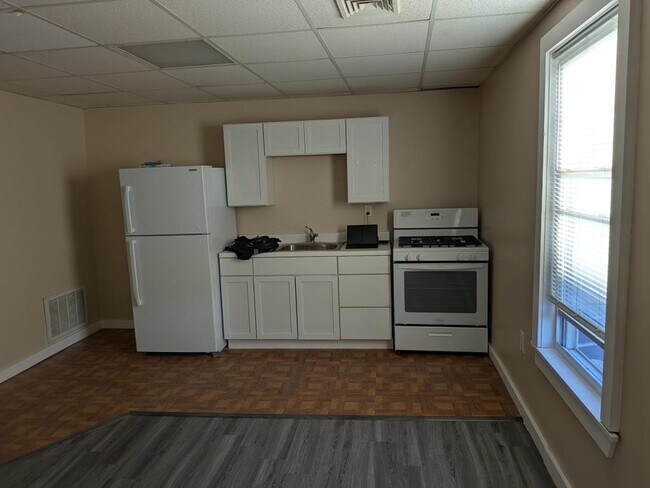 Building Photo - 437 Bay St