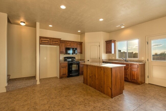 Building Photo - Charming Townhome