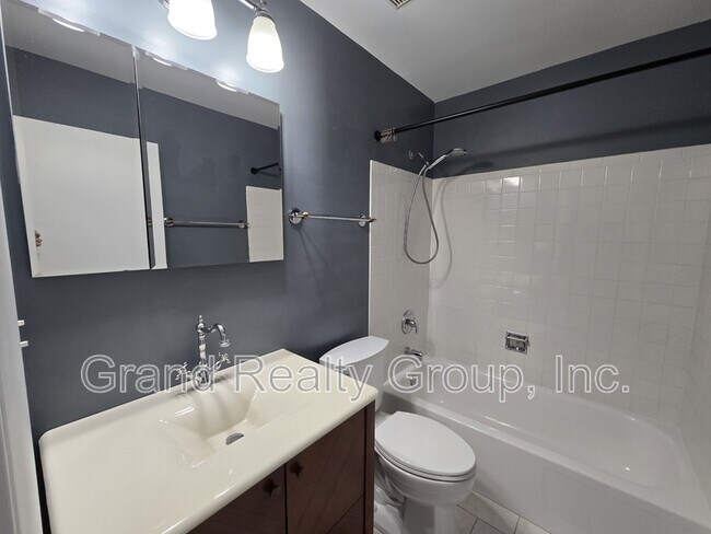 Building Photo - 1046 Cumberland Ct