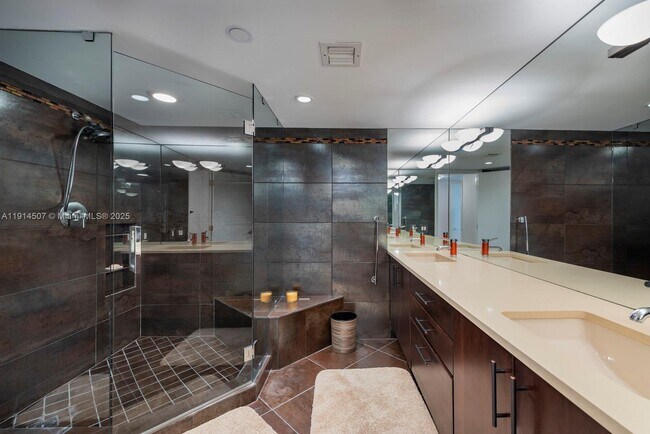 Building Photo - 1000 NE Quayside Terrace