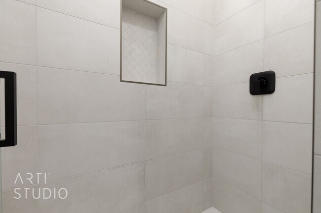 Building Photo - BRAND NEW Gorgeous 6 bed 7 bath with Pool ...