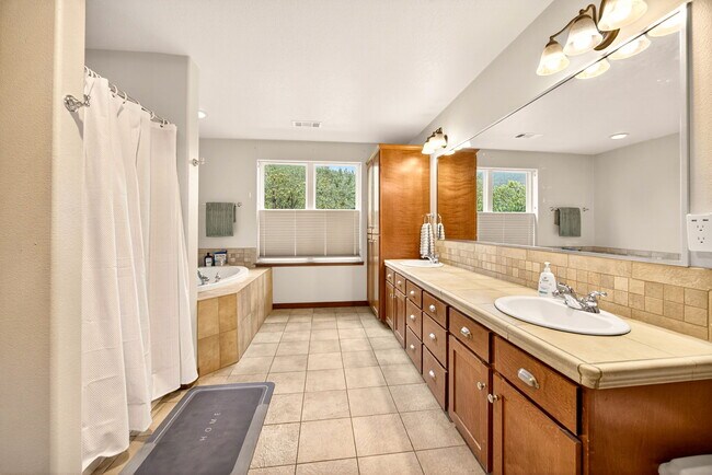 Building Photo - 1719 Lithia Way