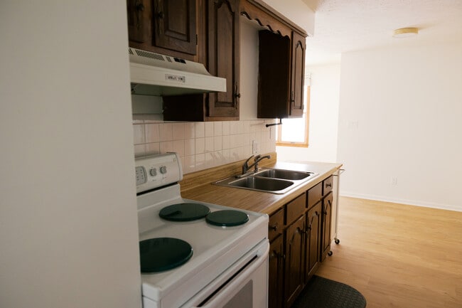 Building Photo - 1000 Larchwood Rd