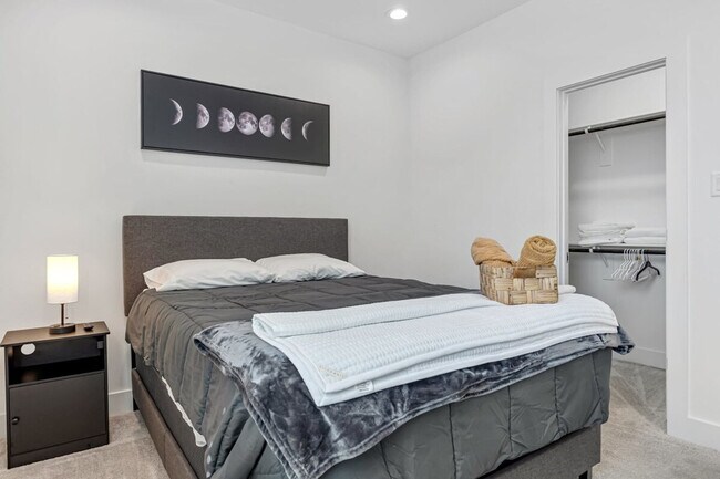 Building Photo - 3020 Live Oak St