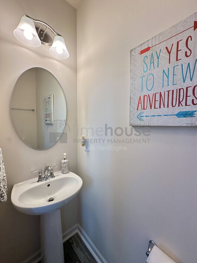 Building Photo - 724 Phalarope St