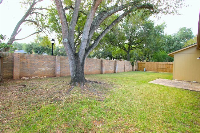 Building Photo - 2731 Colony Dr