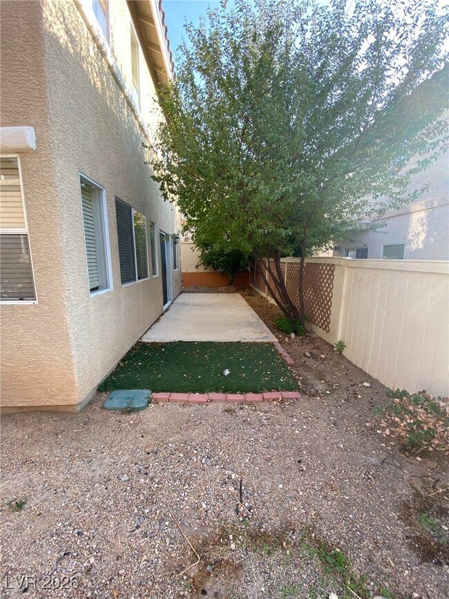 Building Photo - 987 Cantabria Heights Ave