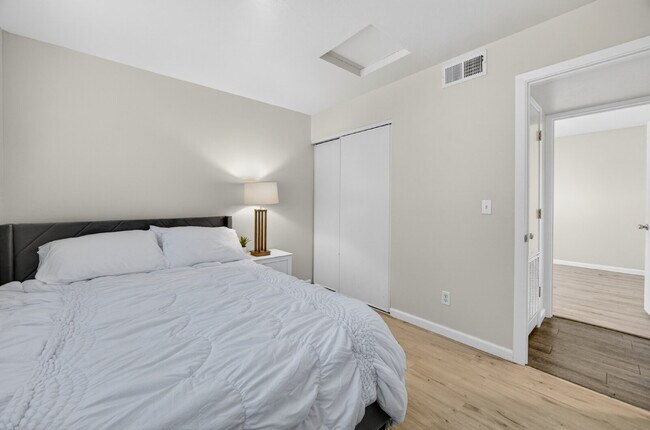 Building Photo - Remodeled 2-Bedroom Gem Near Sac City College