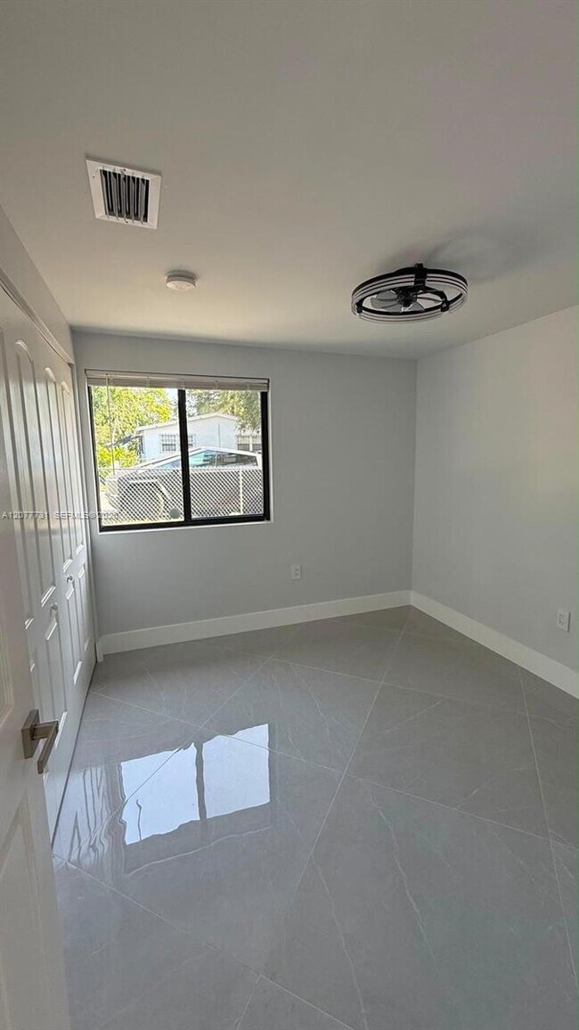 Building Photo - 305 NE 58th Terrace