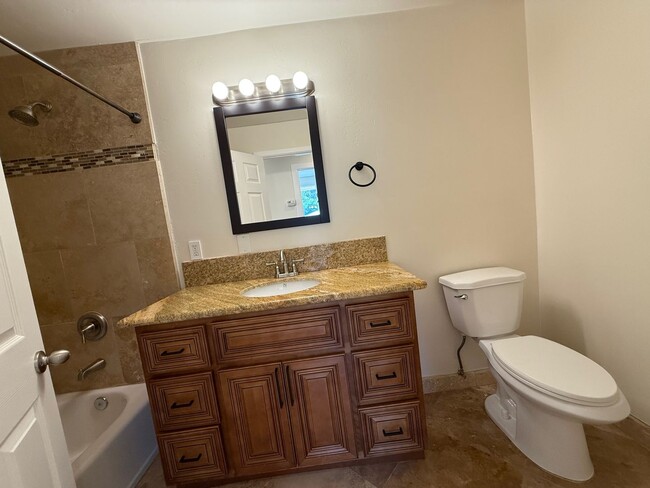 Building Photo - Beautiful 3 Bedroom 2 bath home in well de...