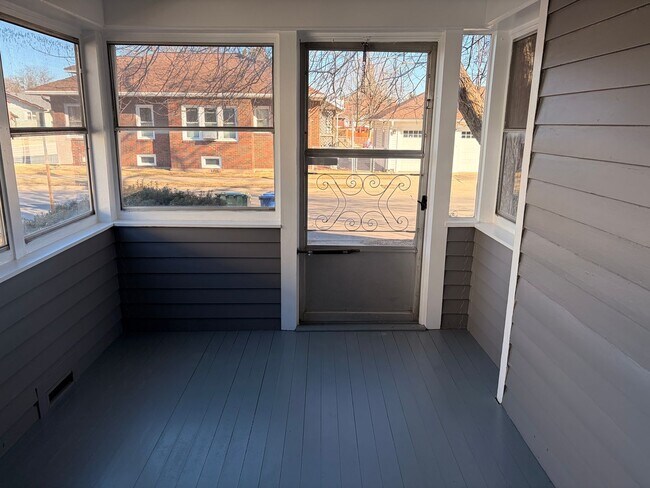 Building Photo - Charming 2-Bedroom Home with Porch and Garage!