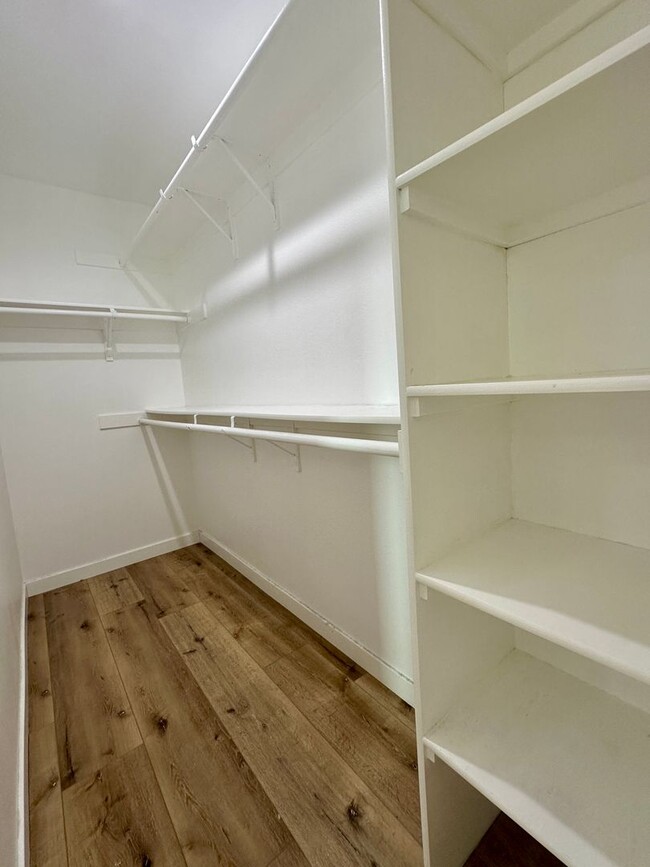 Building Photo - Beautiful, Modern, Upgraded 3 Bedroom 3 Ba...