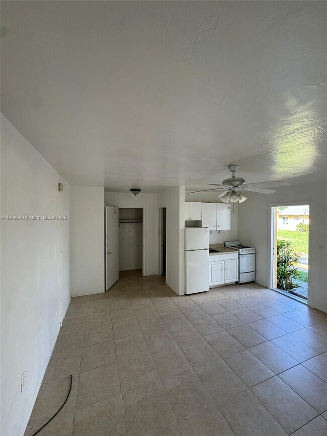 Building Photo - 16200 NE 19th Pl