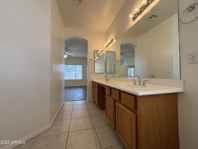 Building Photo - 3323 E Roadrunner Dr