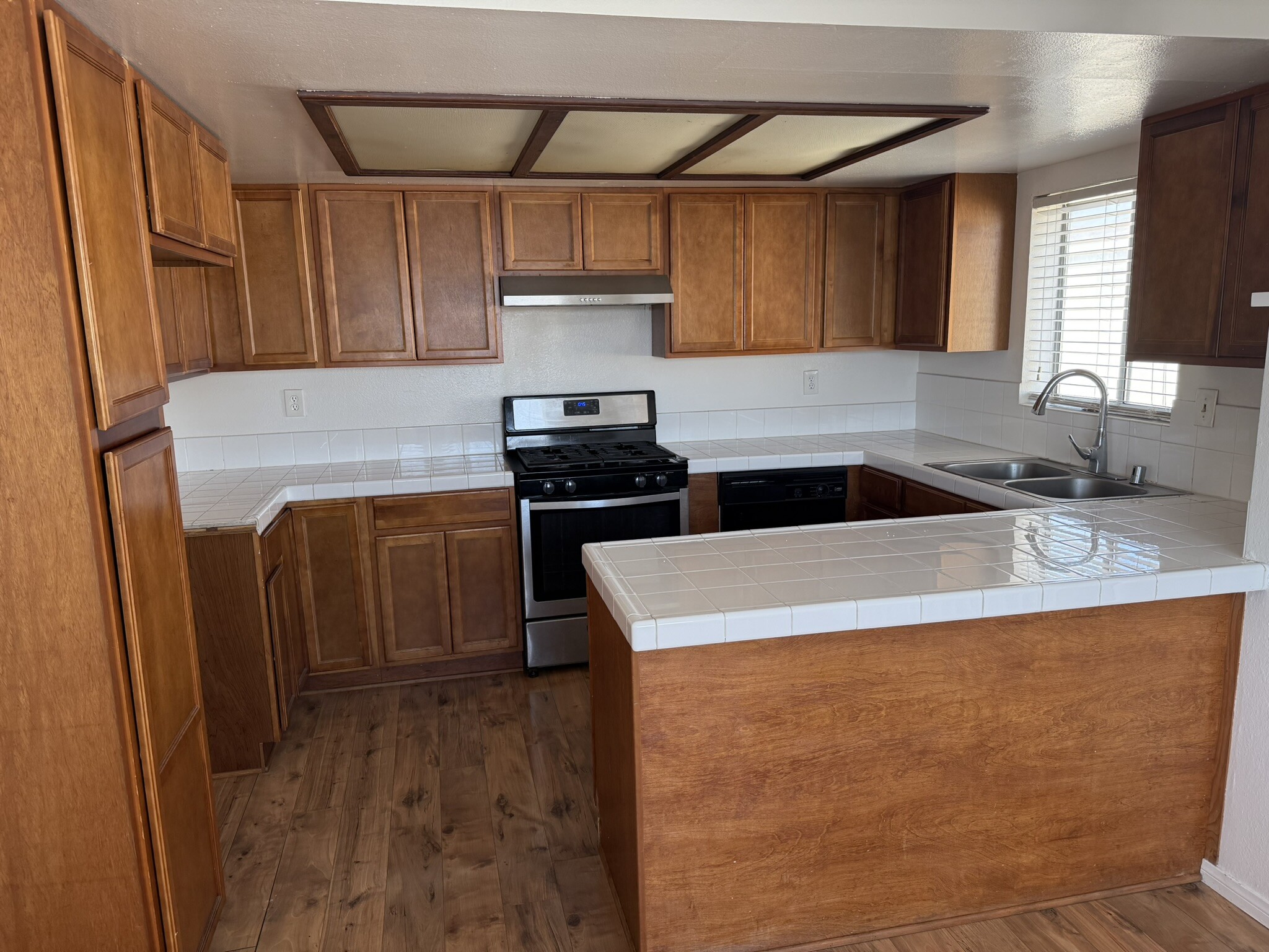 Building Photo - 728 W 16th St