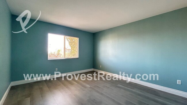 Building Photo - 5 Bedroom, 3.5 Bathroom Victorville Home w...