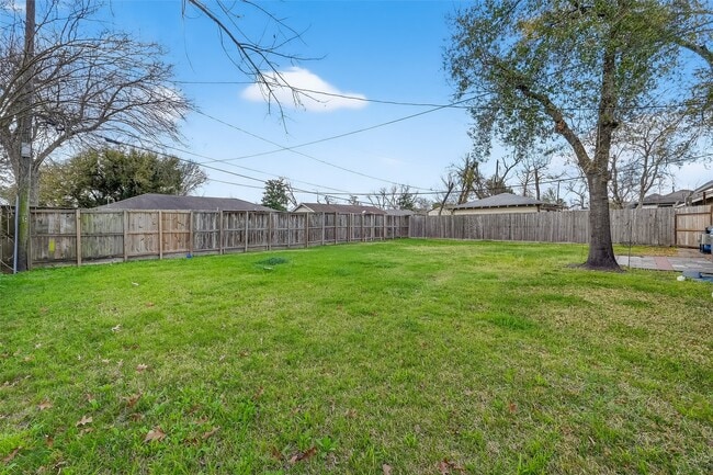 Building Photo - 2007 Antoine Dr