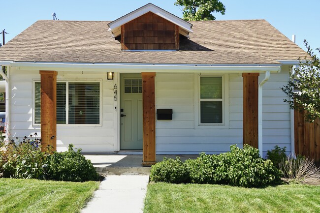 Building Photo - 645 Newton St