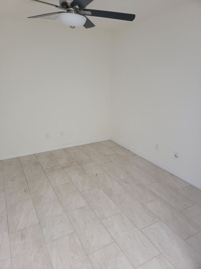 Building Photo - Gorgeous 2/2/2 + Den in Heritage Oaks!!!
