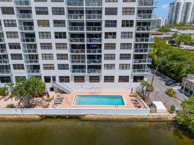 Building Photo - 1401 N Riverside Dr