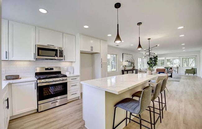 Building Photo - "Charming 1-Bed Retreat with Hardwood Floo...