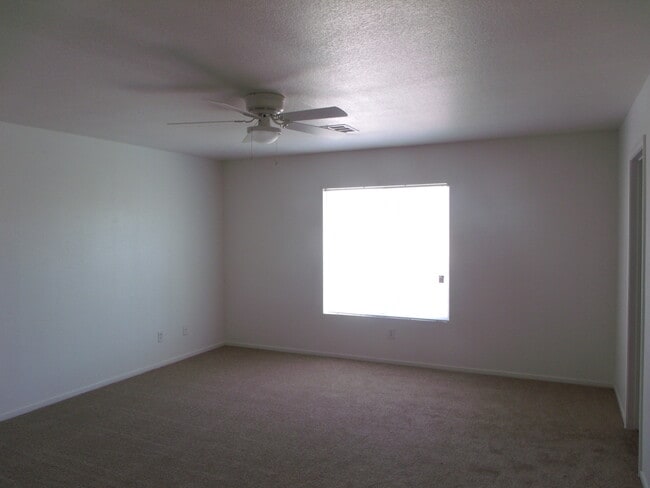 Building Photo - Large Single Family Home in Northwest