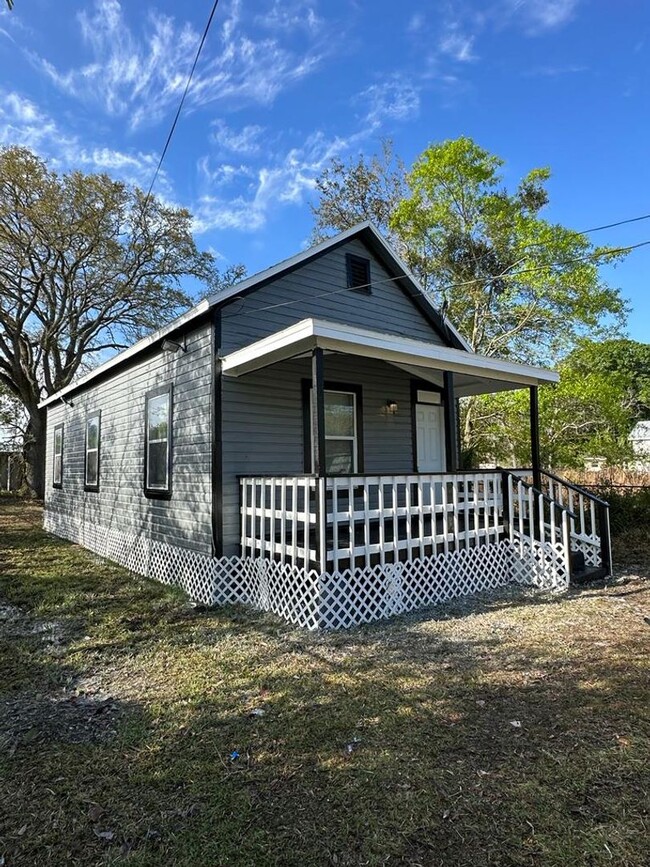Building Photo - Fully renovated 2/1 single family residenc...