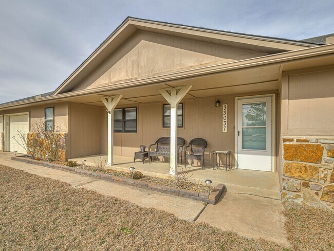 Building Photo - Beautiful 3 bedroom home in the heart of Coweta!
