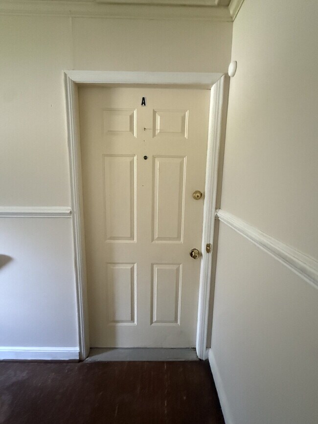 Building Photo - 2 Bedroom 1 Bathroom Apartment in Madison Heights with off street parking.