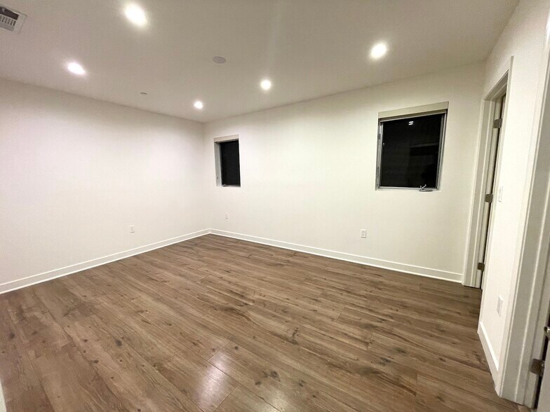 Building Photo - 6143 Fountain Ave