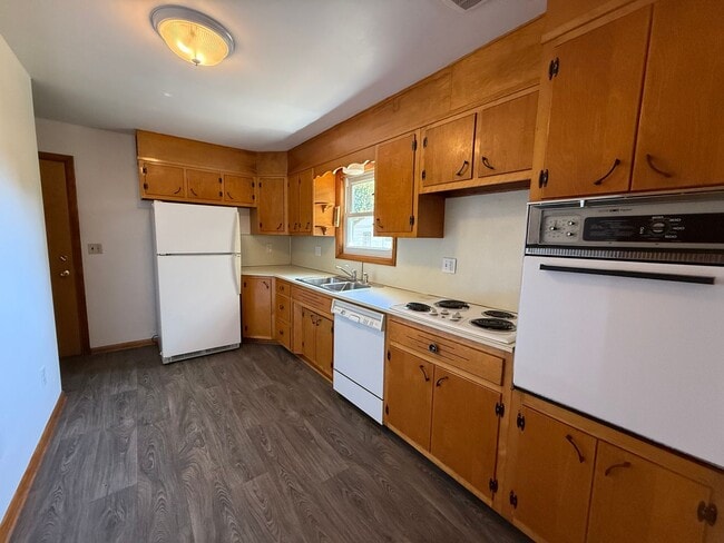 Building Photo - Three Bedroom Ranch