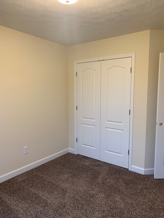 Building Photo - ***$500 Off First Months Rent*** Cedar Point Townhouse for Rent!