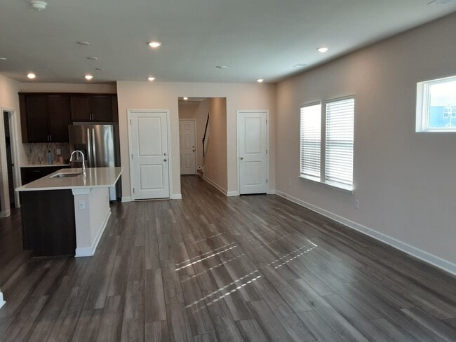 Building Photo - Don't miss out on this beautiful 5 Bedroom...