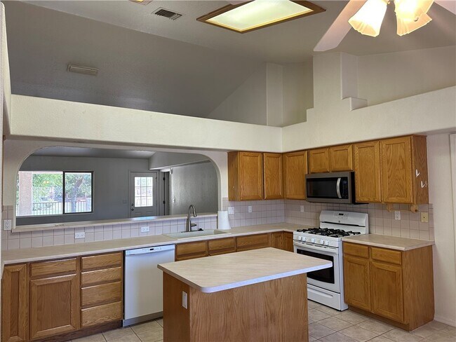 Building Photo - 2100 E Crystal Dr