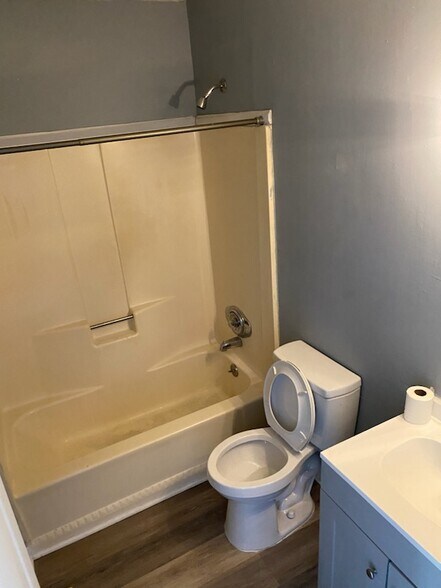 bathroom - 191 Smokerise Ct