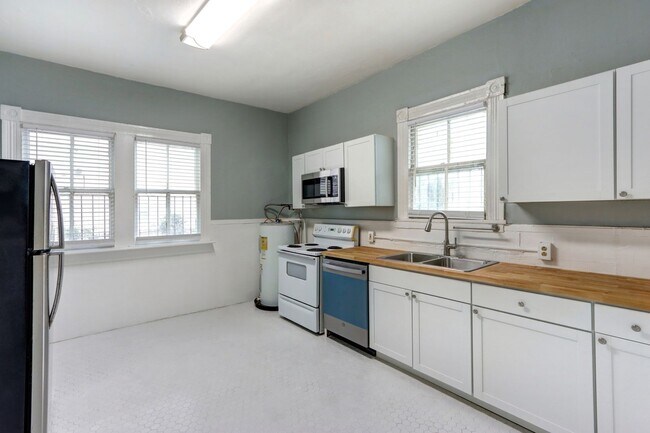 Building Photo - Renovated Two Bedroom Aprtment