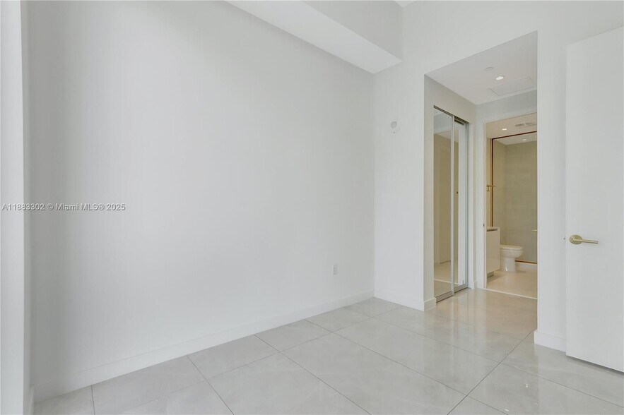 Building Photo - 2655 S Bayshore Dr